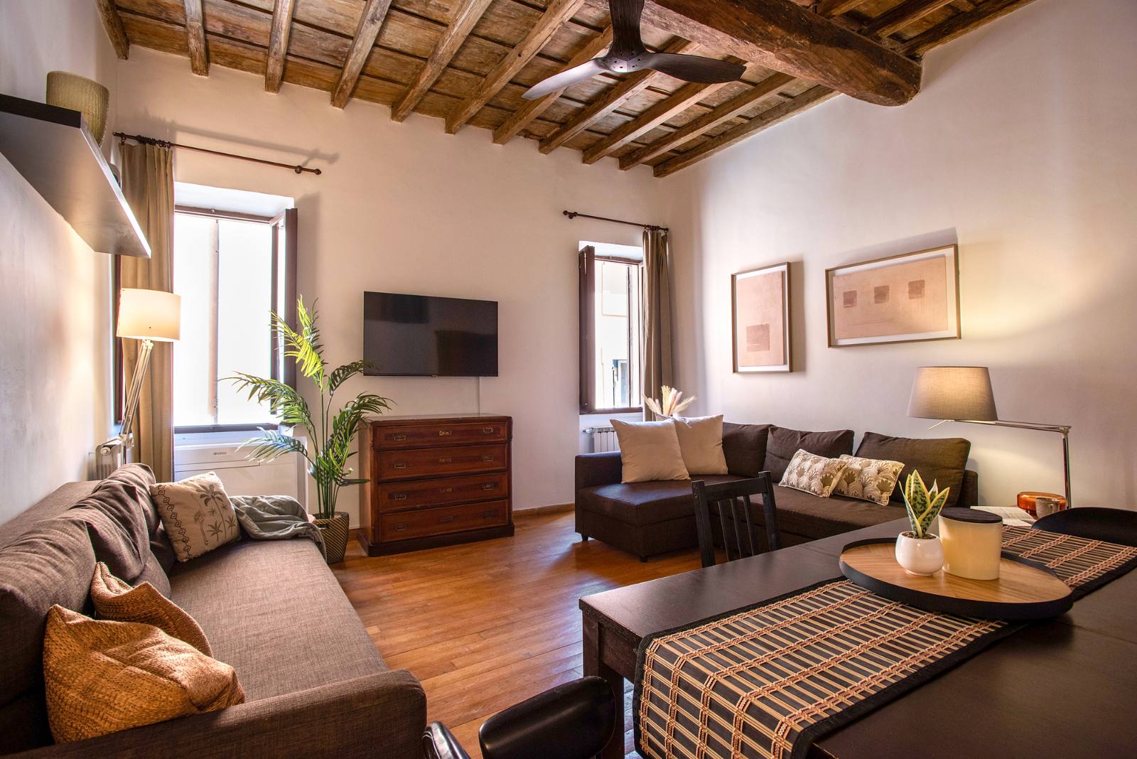 Soggiorno dalla luce calda di un appartamento a Trastevere