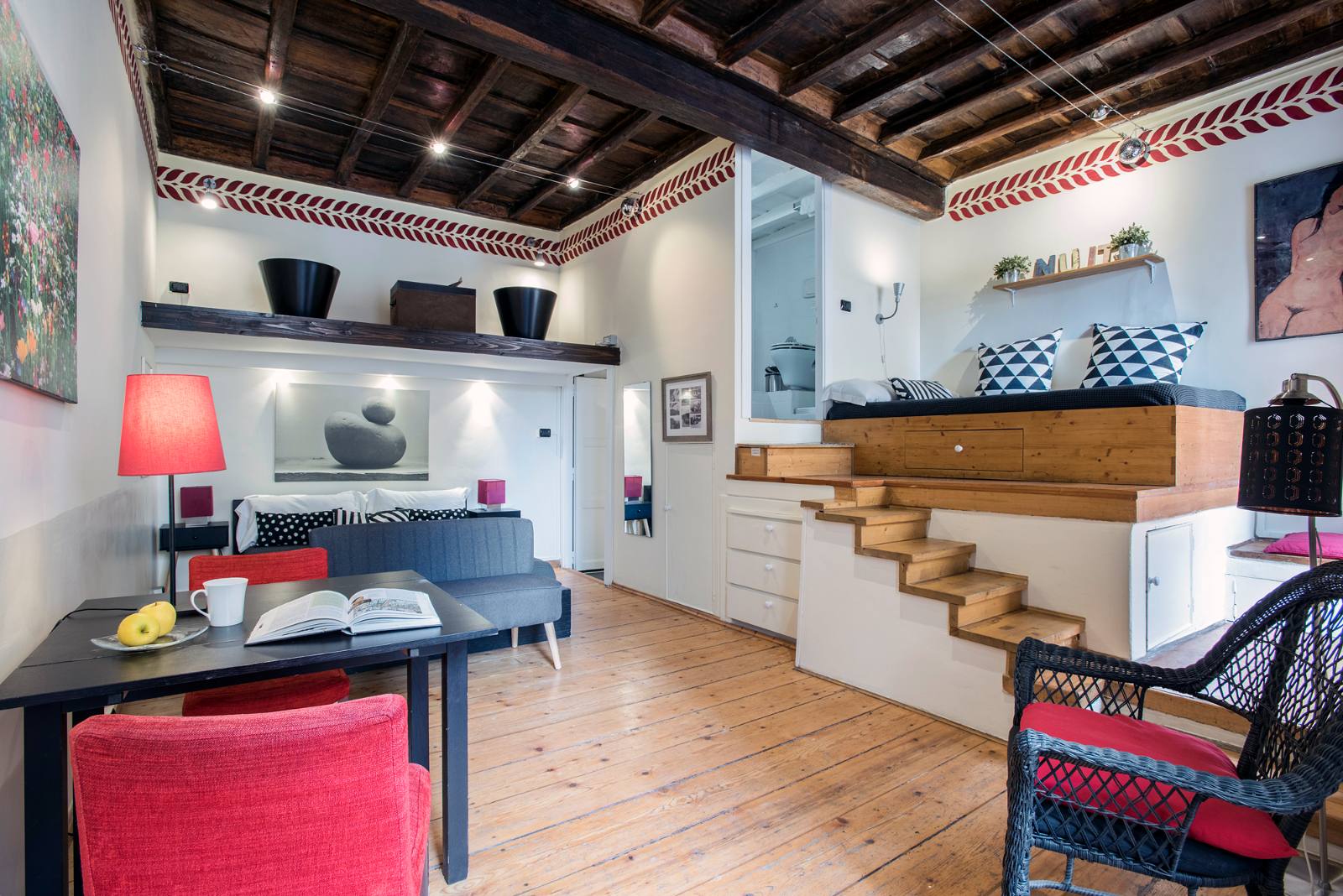 Ambiente living su due livelli di Monte della Farina Loft